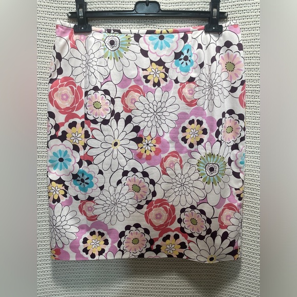 Isabel&Nina Multiple Flower Design Mini Skirt - Picture 2 of 5